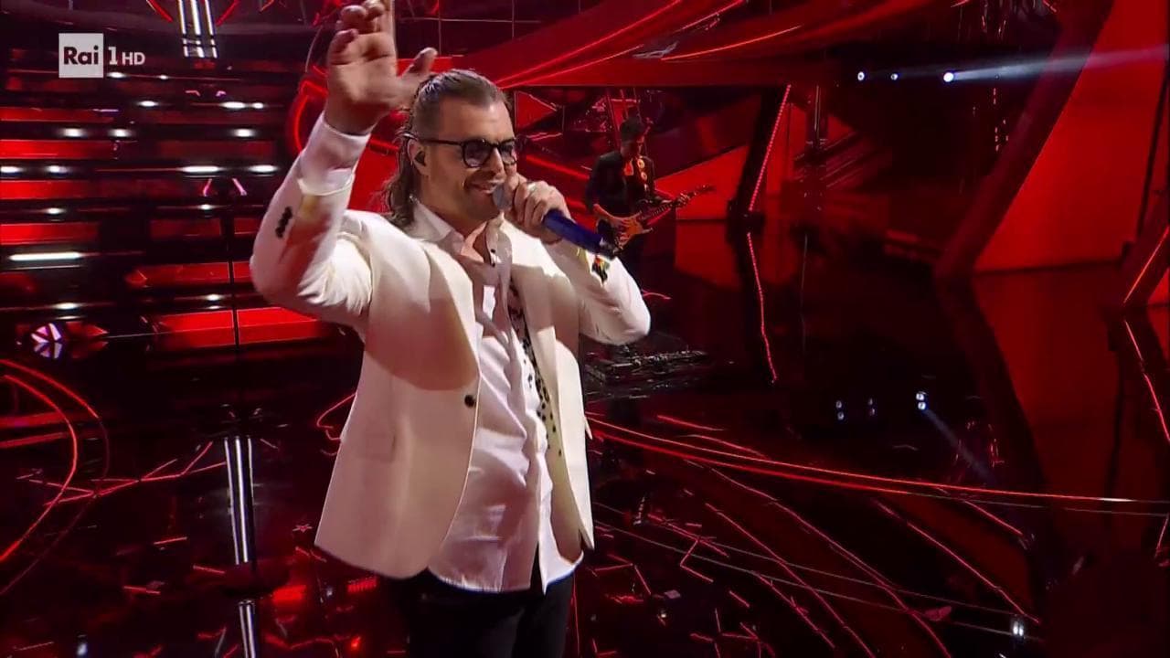 Sanremo, Grignani come Blanco: non si sente in cuffia e interrompe il brano, ma la reazione è diversa
