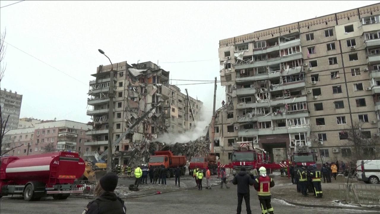 14 gennaio - Un bombardamento distrugge un edificio residenziale a Dnipro