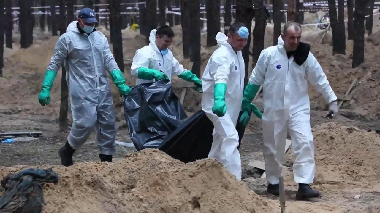 12 Settembre - Liberata Izyum emerge la fossa comune nel bosco