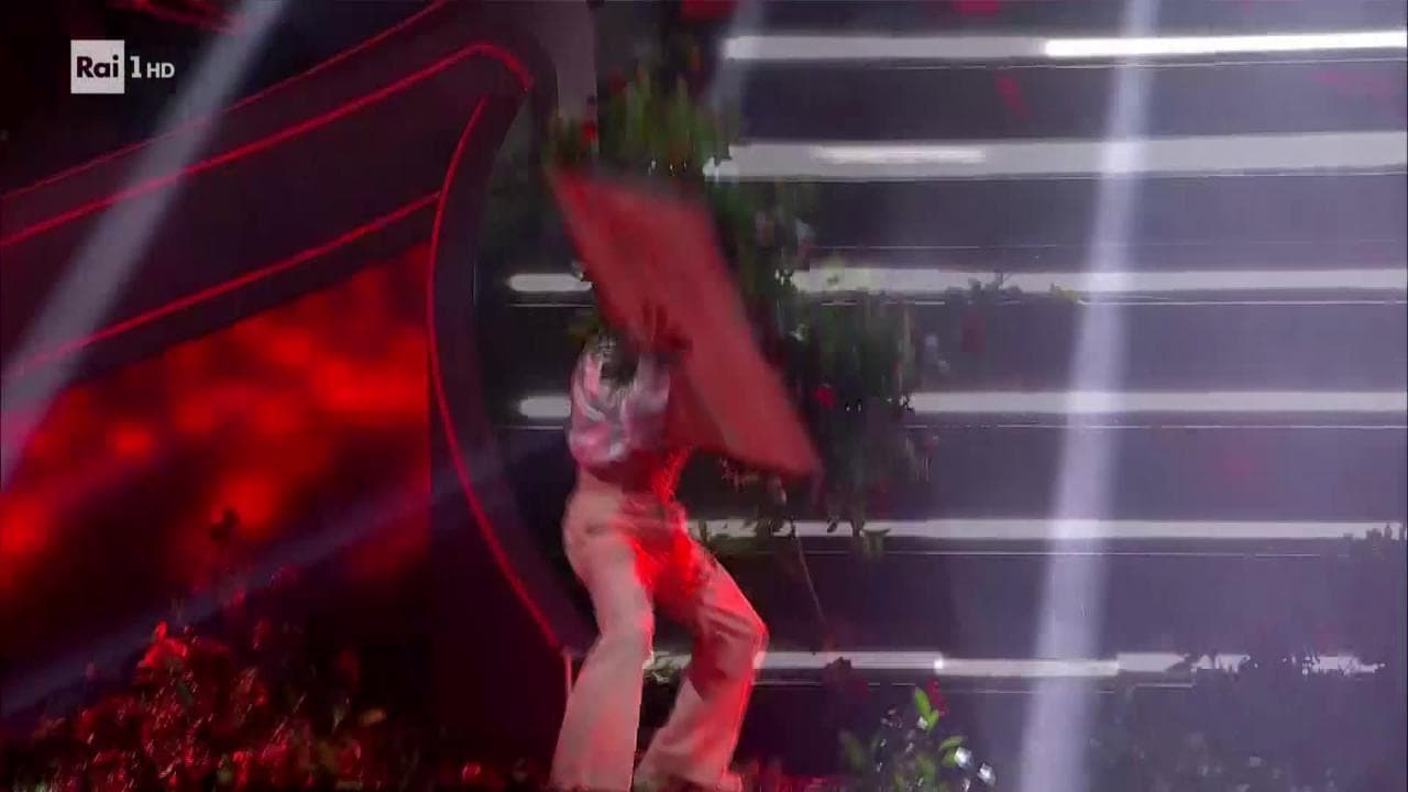 Sanremo, Blanco si infuria e sfascia il palco prendendo a calci i fiori. Fischiato dal pubblico