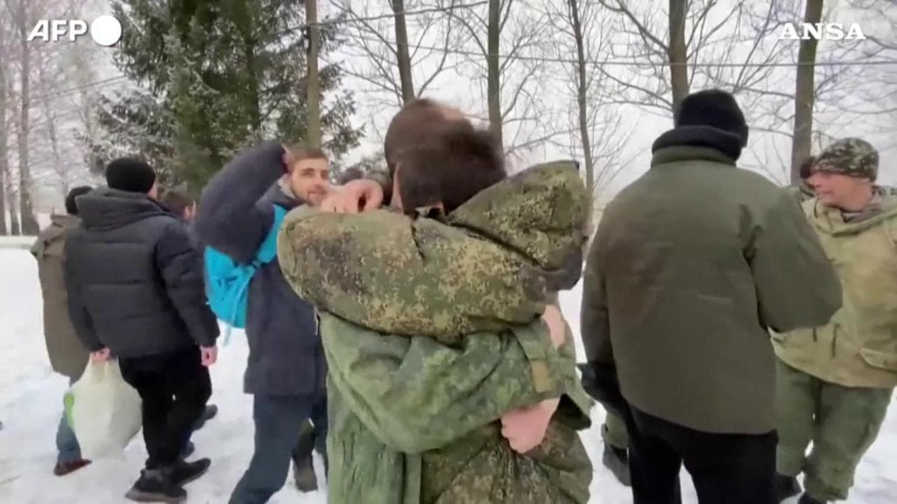 Russia, la gioia dei soldati liberati tra abbracci ed esultanza
