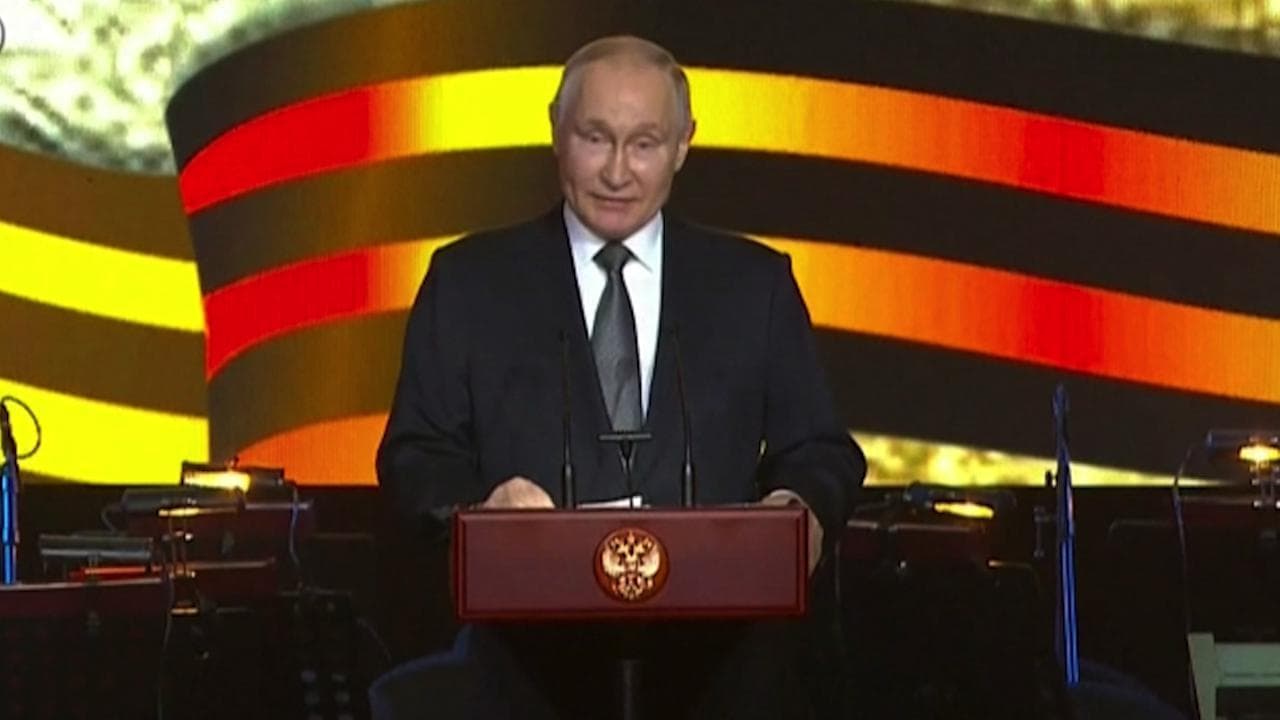 Putin ricorda la vittoria di Stalingrado e minaccia: "Sappiamo come rispondere ai panzer tedeschi"
