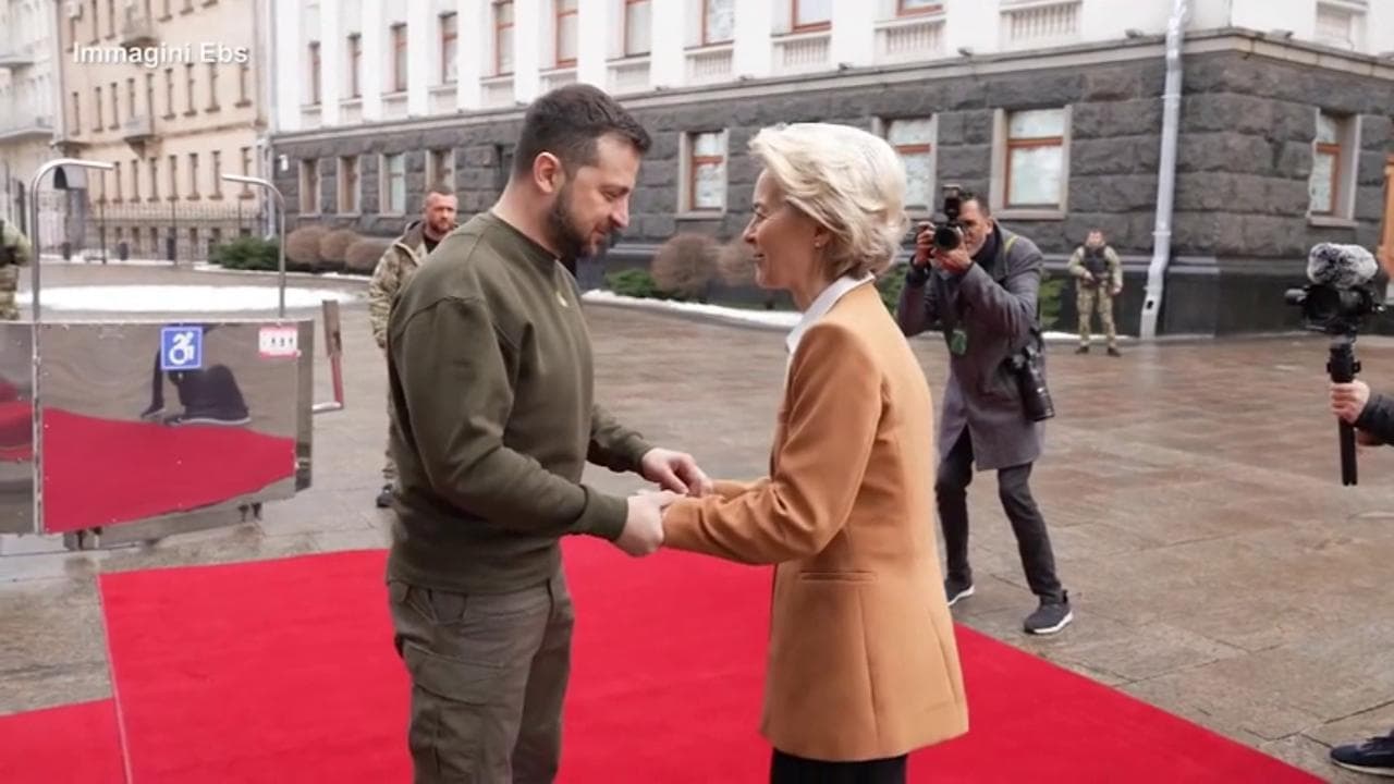 Ursula von der Leyen a Kiev: la presidente della Commissione europea viene accolta da Zelensky