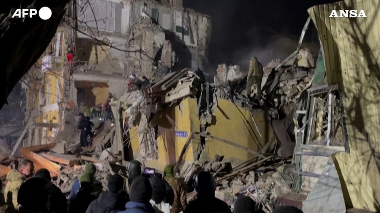 Ucraina, missili su Kramatorsk: i soccorritori scavano tra le macerie
