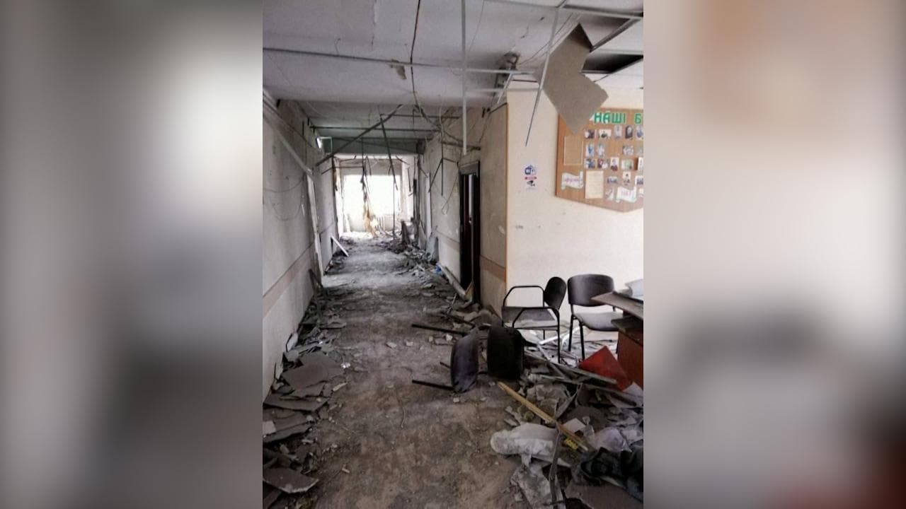 Le prime immagini dell'ospedale bombardato a Kherson: macerie e distruzione