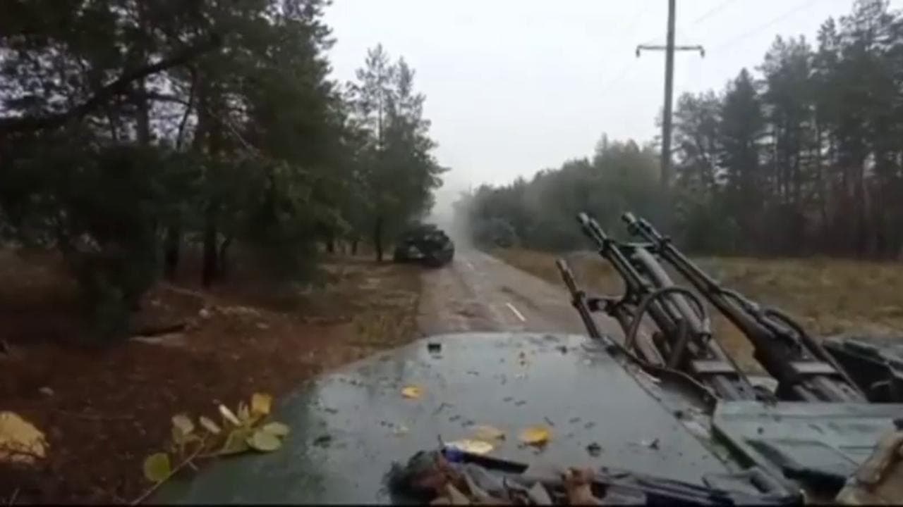 La contraerea ucraina spara contro i russi nascosti nel bosco