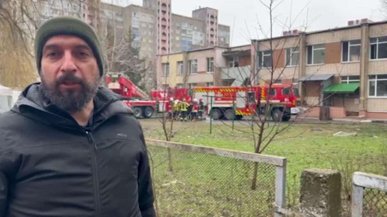 Kiev, sul luogo dello schianto dell'elicottero in cui hanno perso la vita il ministro degli Interni ucraino e tre bambini