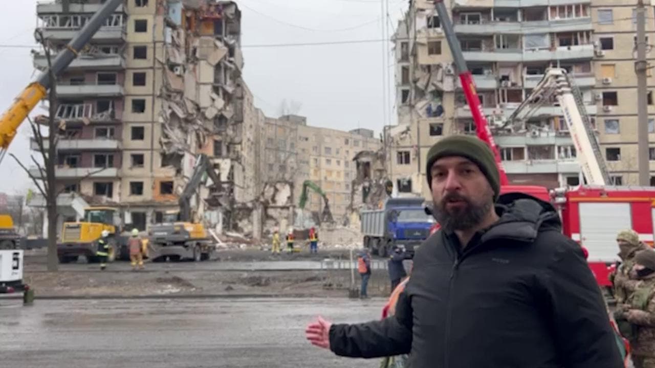 Dnipro, tra le macerie del condominio sventrato: "Il missile usato dai russi è stato progettato per affrontare una portaerei"