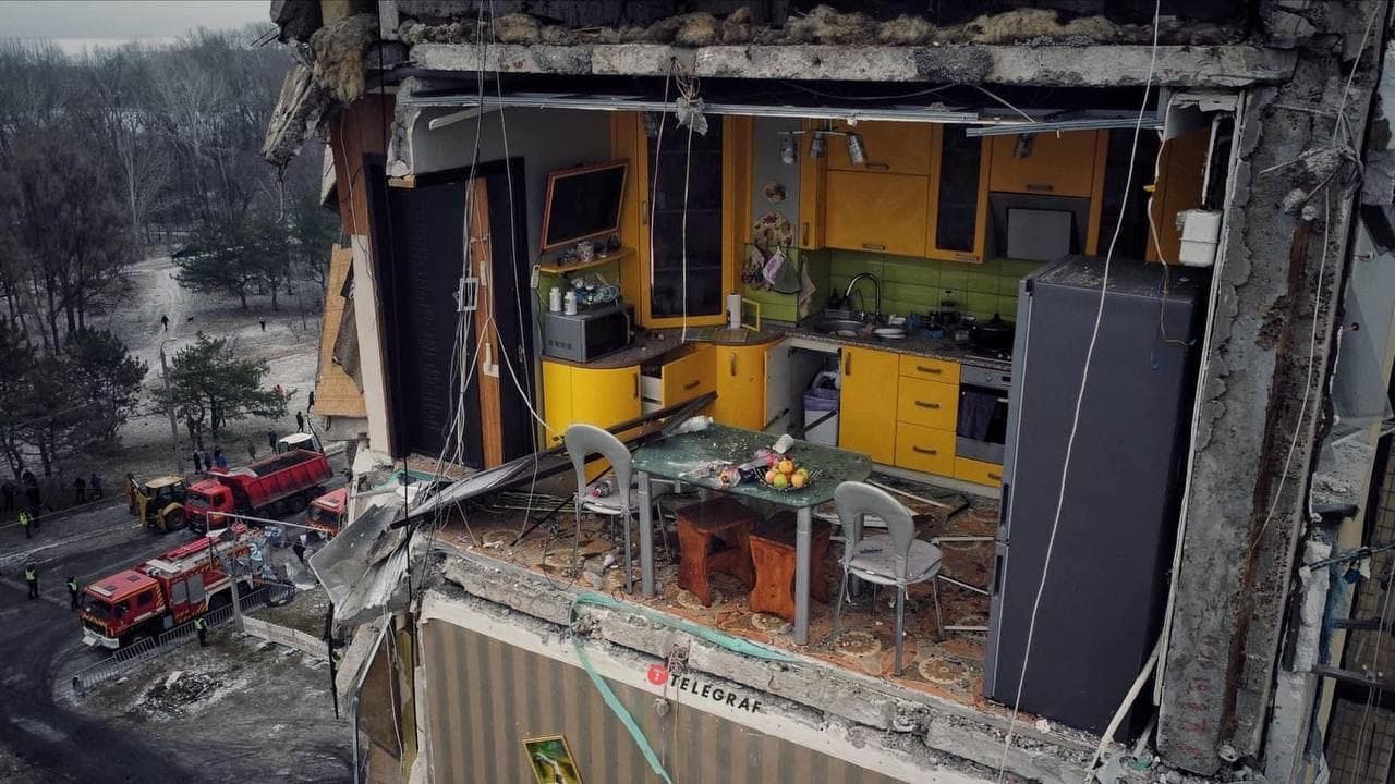 Dnipro, la "cucina gialla" nel palazzo sventrato che racconta la festa di una bimba e la morte di un padre