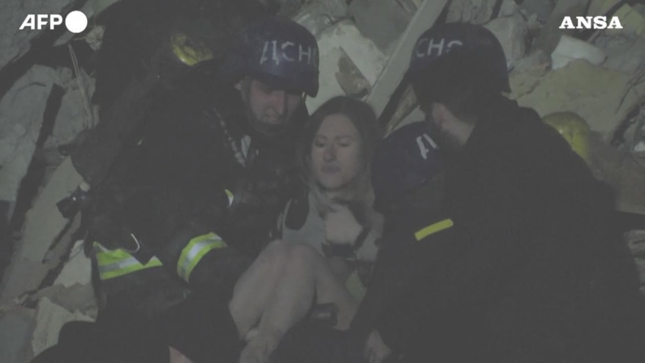 Dnipro, ragazza di 23 anni estratta viva dalle macerie del palazzo distrutto da un razzo russo