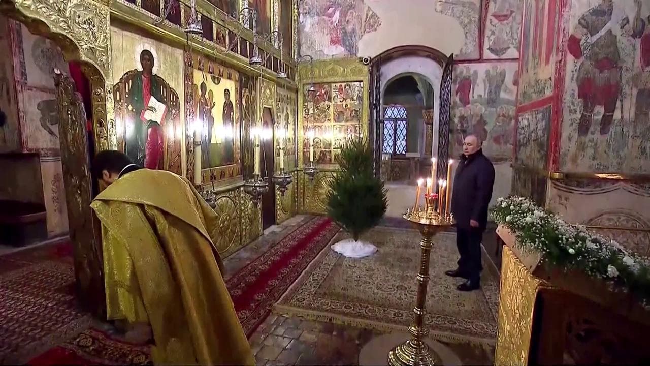 Natale Ortodosso, Putin da solo alla messa nella cattedrale all'interno del Cremlino