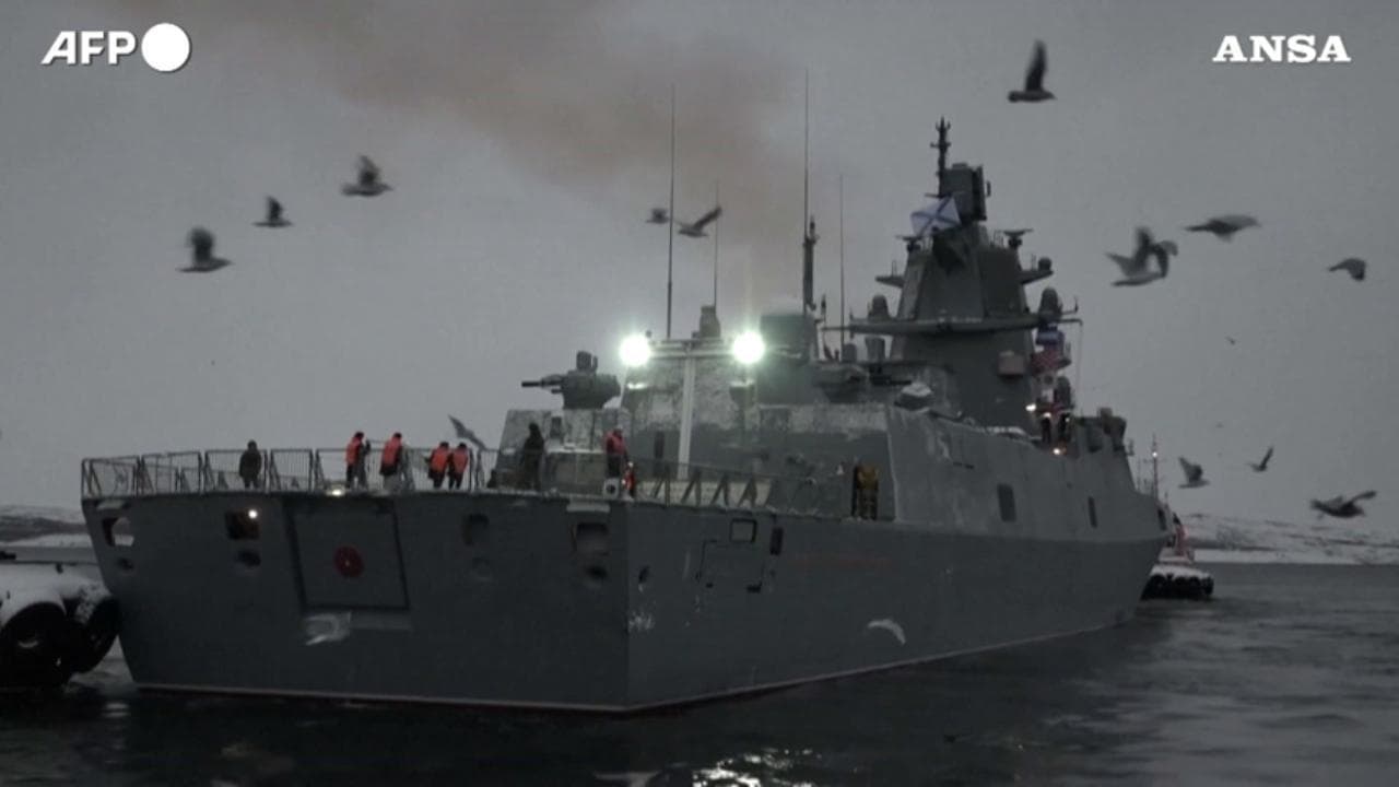 Russia, salpa per le manovre la fregata con missili ipersonici. Putin: "Difenderanno il paese"