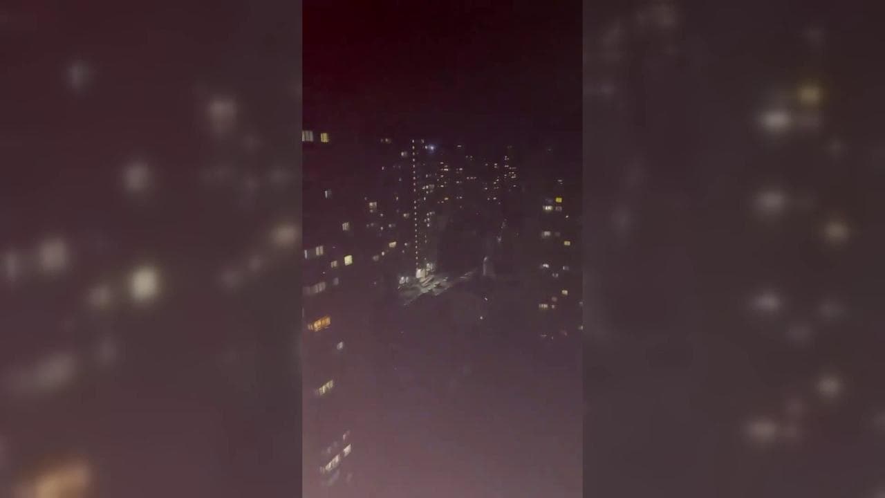 Kiev non si arrende: i cittadini festeggiano il nuovo anno durante un attacco dei droni russi