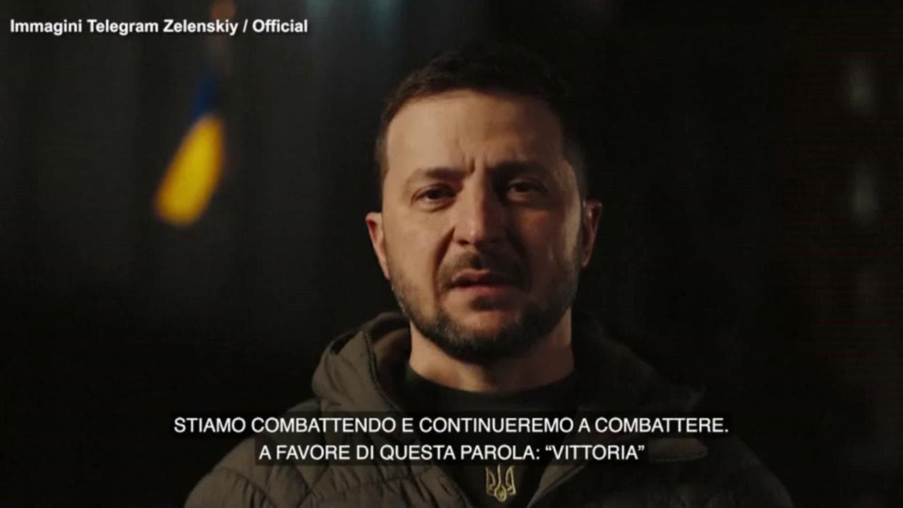 Zelensky: "Continueremo a combattere fino alla vittoria, gli ucraini torneranno a casa"