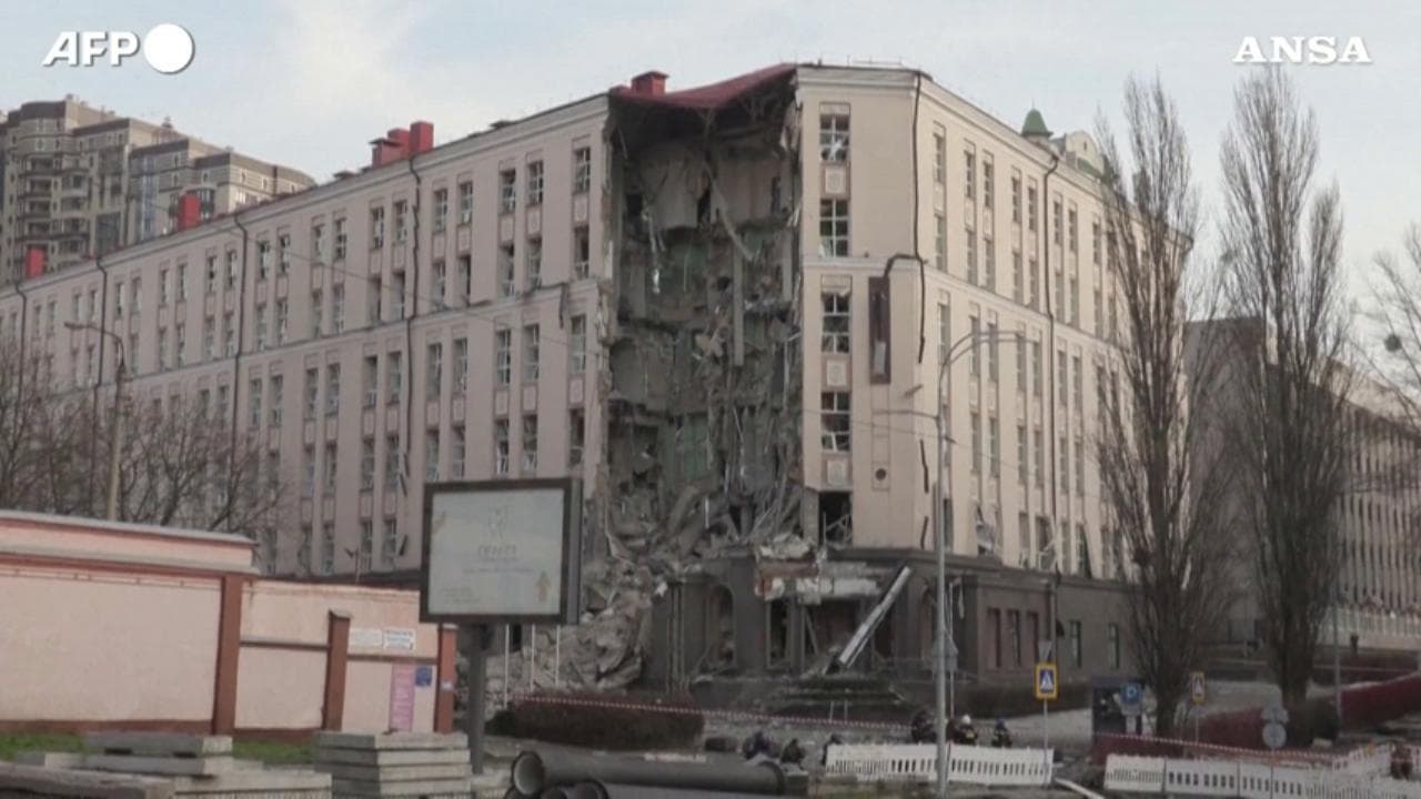 Missili su Kiev, distrutto un hotel