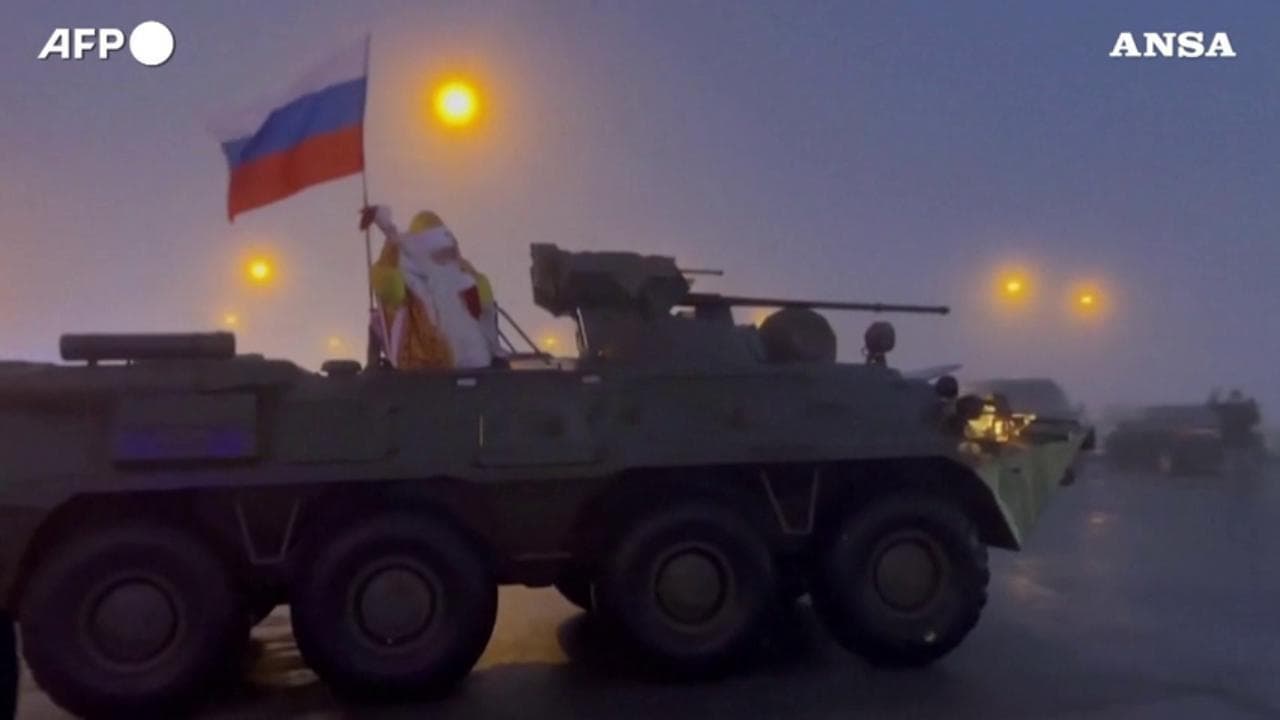 Belgorod, scene di propaganda: il Babbo Natale russo saluta le truppe da un carro armato