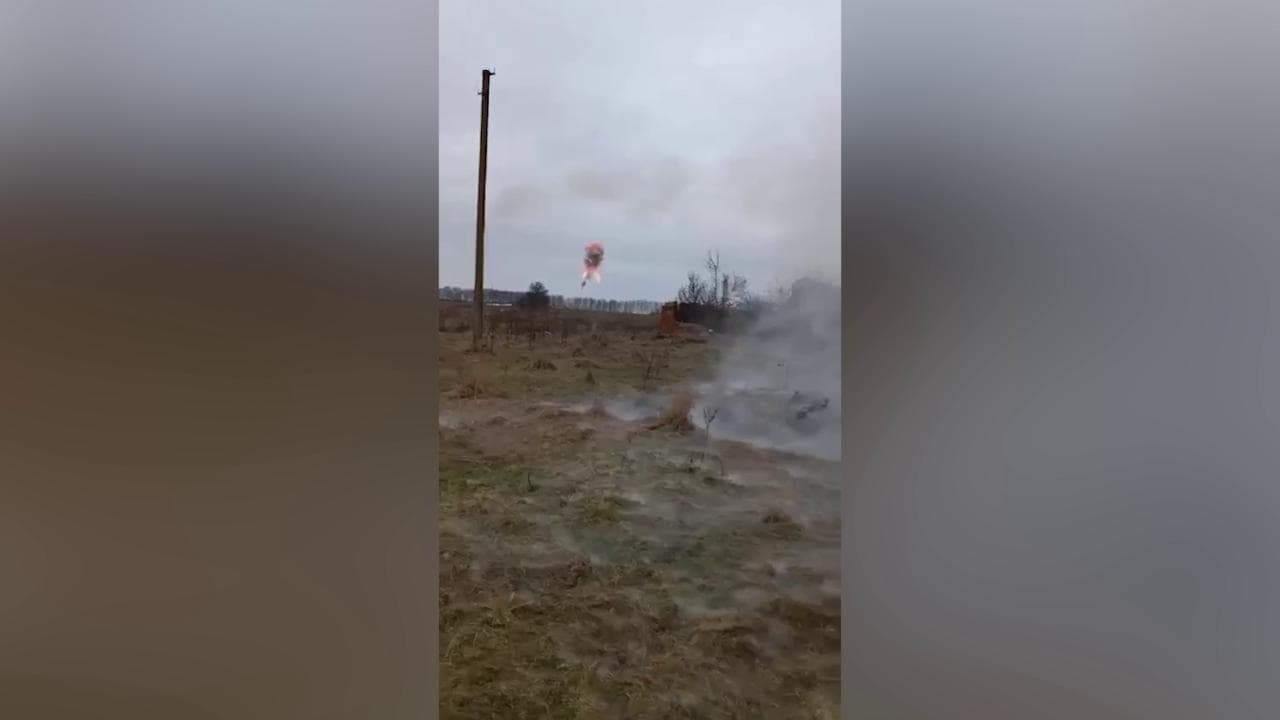 Il momento in cui la contraerea ucraina intercetta un missile russo sopra Kiev