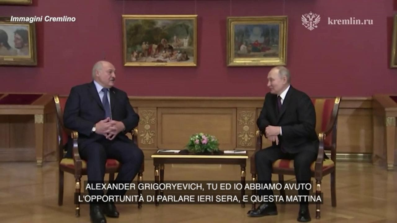Putin incontra Lukashenko al museo di San Pietroburgo: "Il 2023 sarà l'anno della lingua russa"