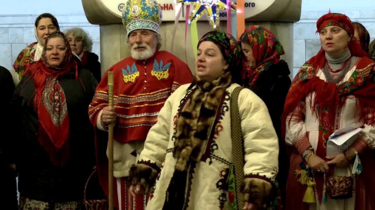 Ucraina, i canti di Natale dei cittadini di Kiev nelle stazioni del metrò