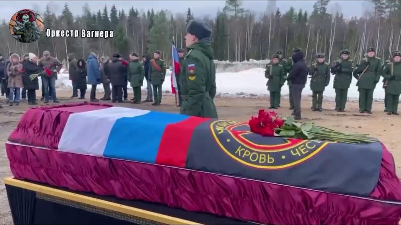 Russia, i funerali della Wagner con la bandiera sovietica