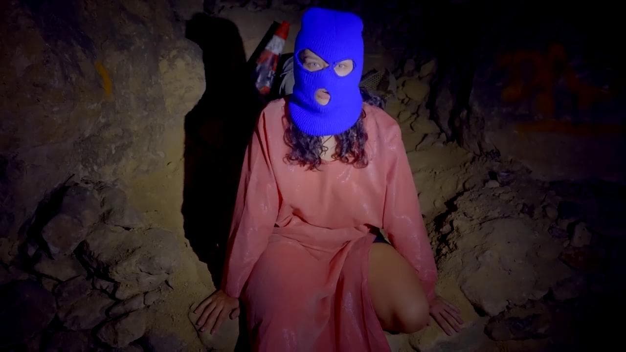 Nel nuovo video delle Pussy Riot un anno di guerra in Ucraina: "Putin criminale". Il finale irriverente