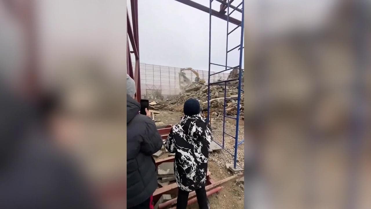 Mariupol, ruspe russe sulle rovine del teatro simbolo della resistenza ucraina