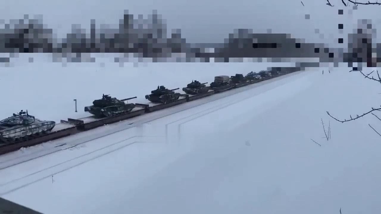 Come un anno fa: i treni russi carichi di tank arrivano a Minsk