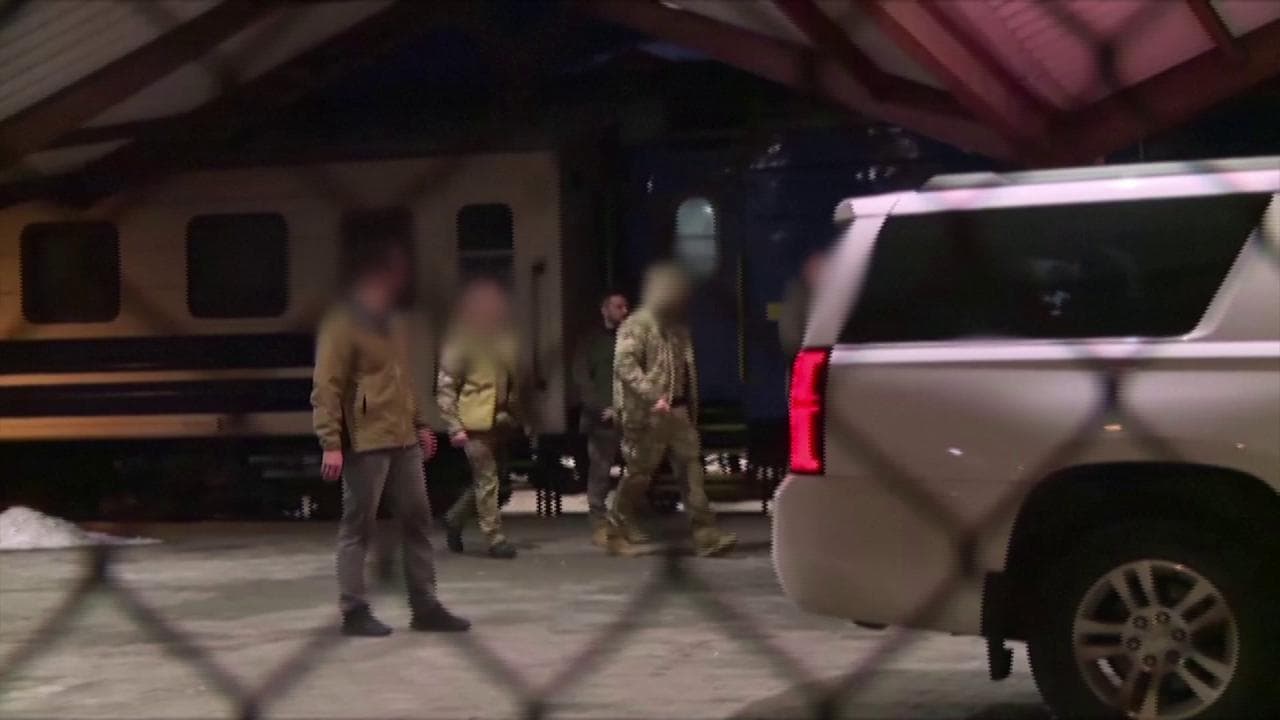 Zelensky in viaggio verso gli Usa: le immagini del presidente ucraino che passa il confine in Polonia
