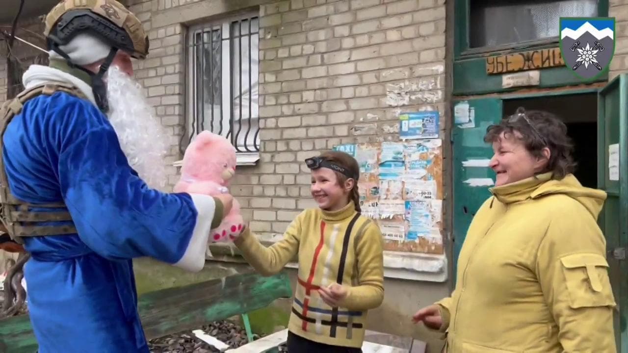 Ucraina, Babbo Natale blu arriva nella zona di guerra di Bakhmut: regali e sorrisi, nonostante tutto