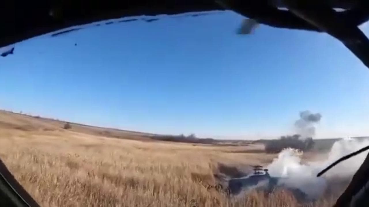 L'attimo in cui l'elicottero ucraino viene distrutto da un missile