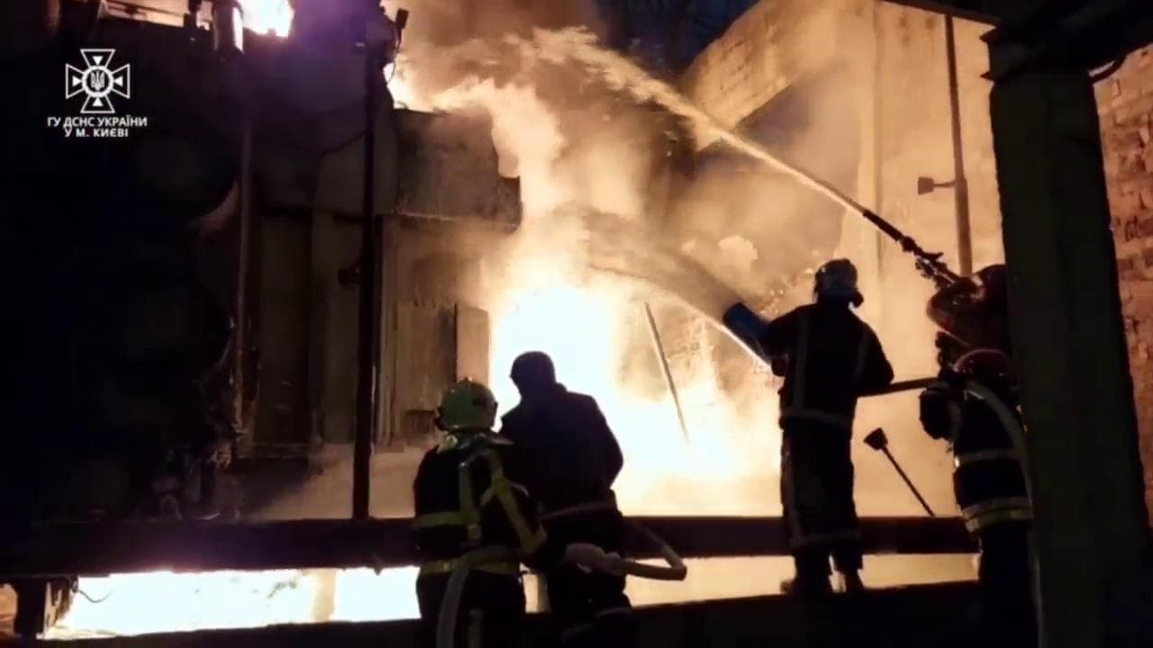 Colpite dai droni, in fiamme le centrali per l'elettricità di Kiev