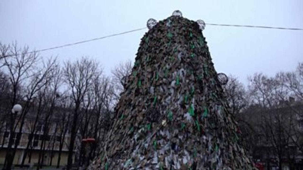 Mykolaiv, gli ucraini installano "l'albero di Natale dell'invincibilità"