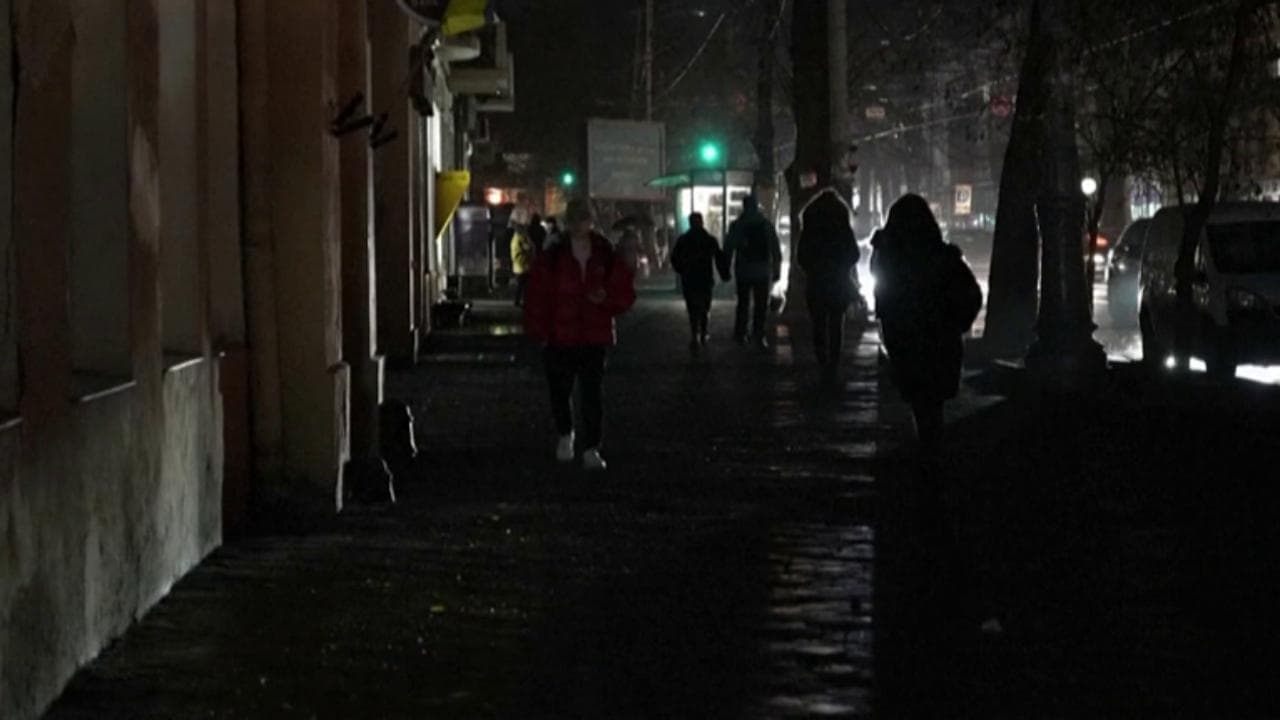 Ucraina, il paesaggio spettrale di Odessa al buio dopo gli attacchi dei droni russi