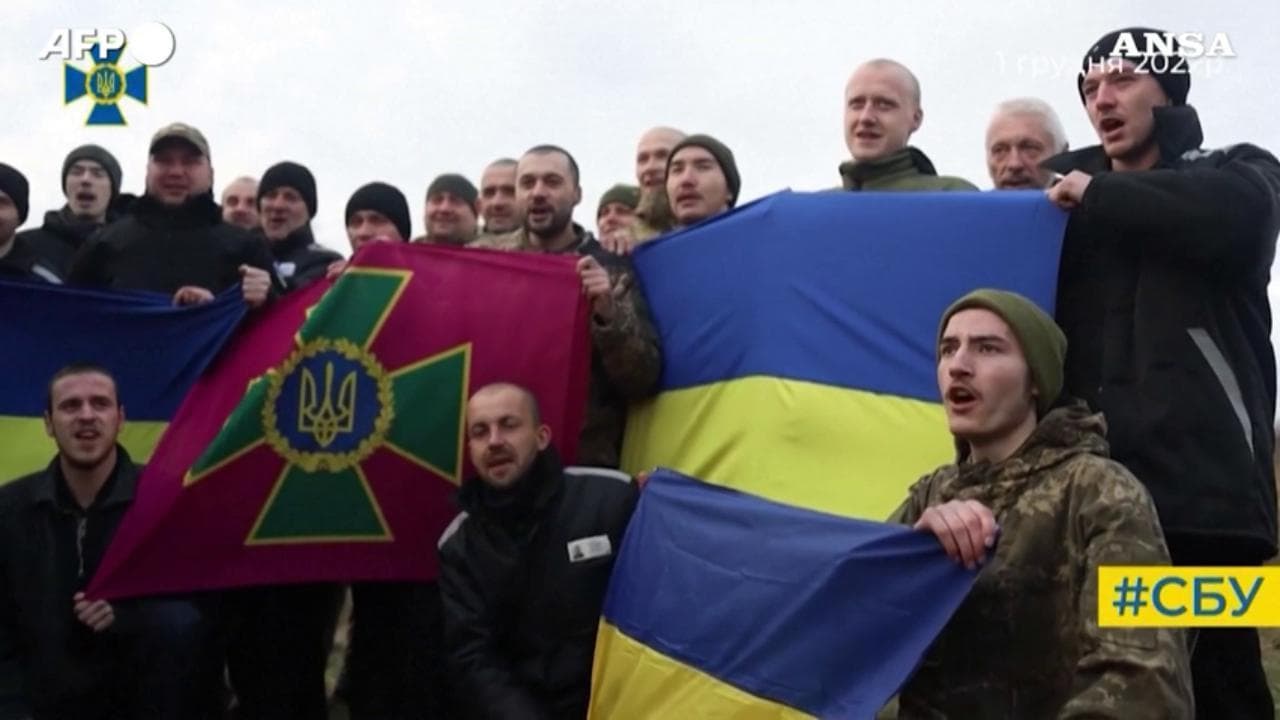 Ucraina - Inni, lacrime e stampelle: la liberazione dei prigionieri dopo l'annuncio di uno scambio Kiev-Mosca