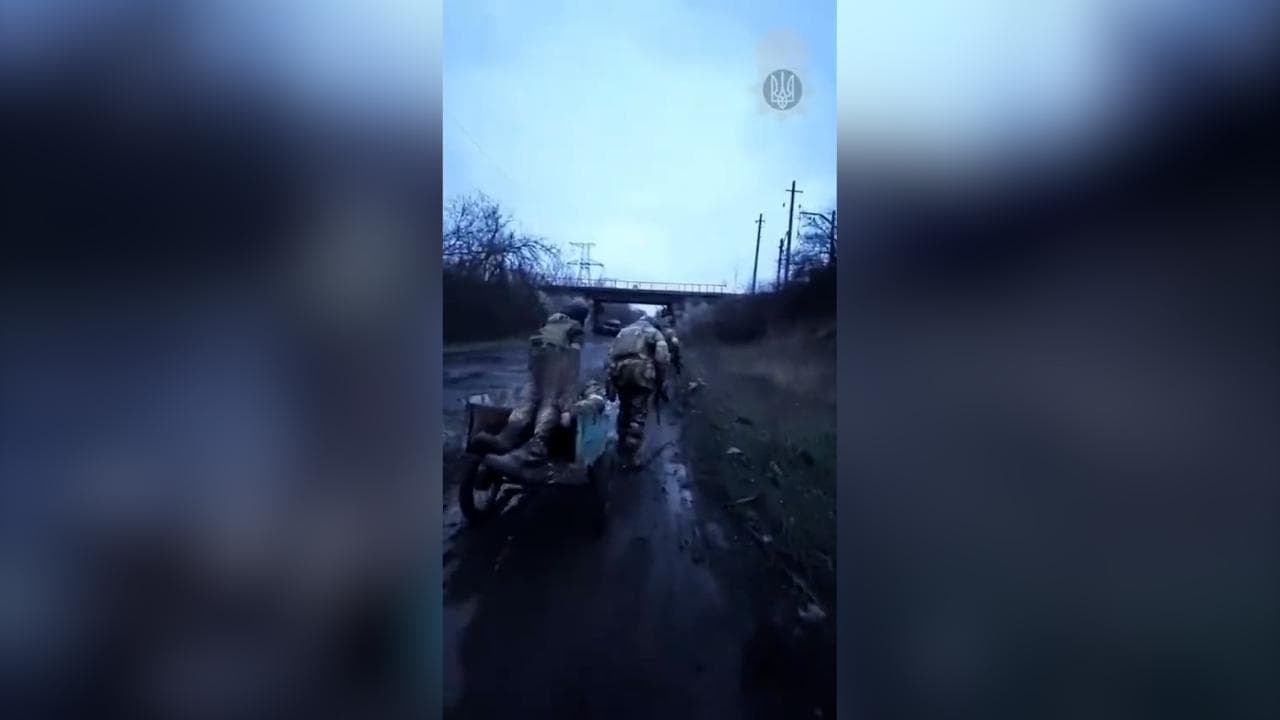La corsa sotto le bombe per salvare il compagno ferito