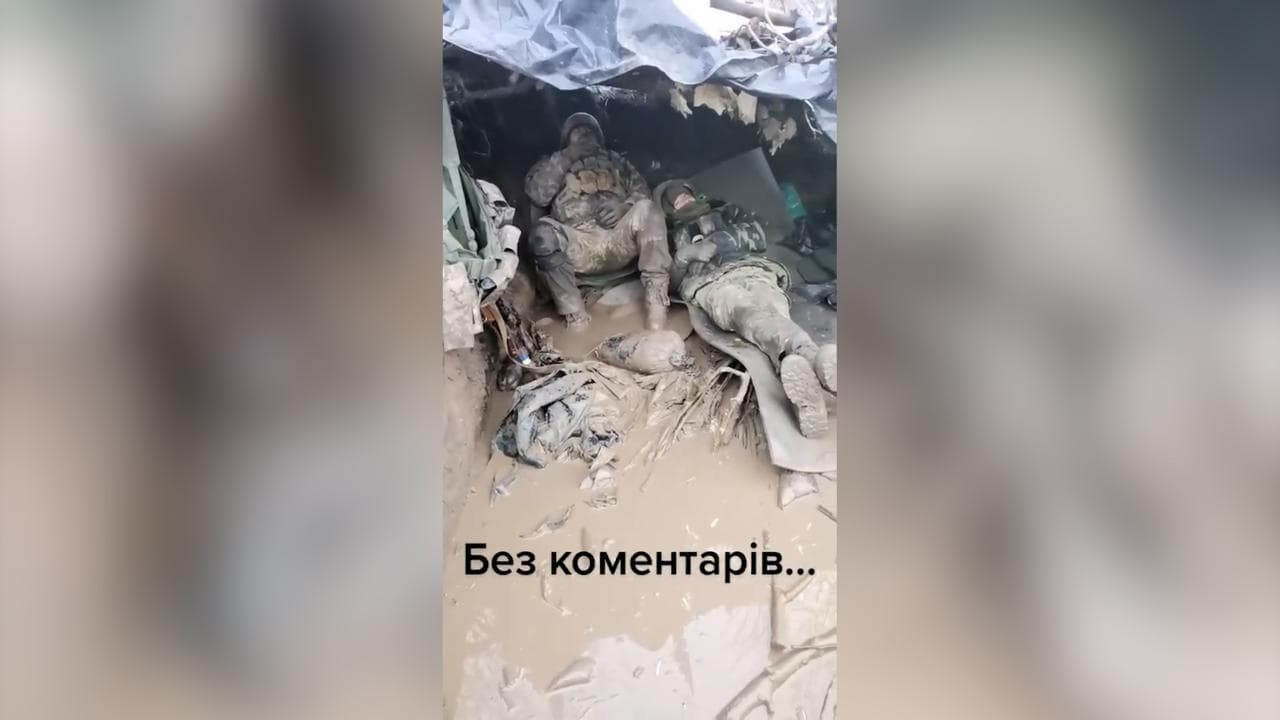 I soldati ucraini immersi nel fango delle trincee