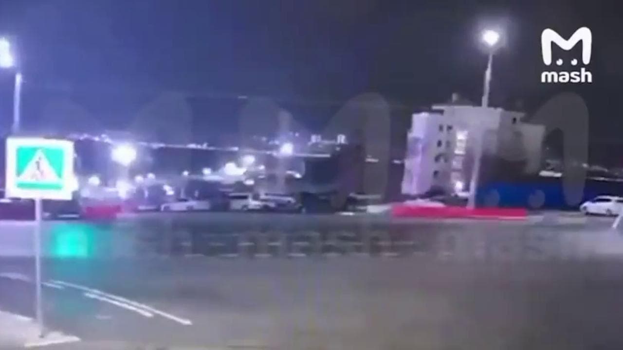 Il raid ucraino più in profondità: colpito il porto nel cuore della Russia
