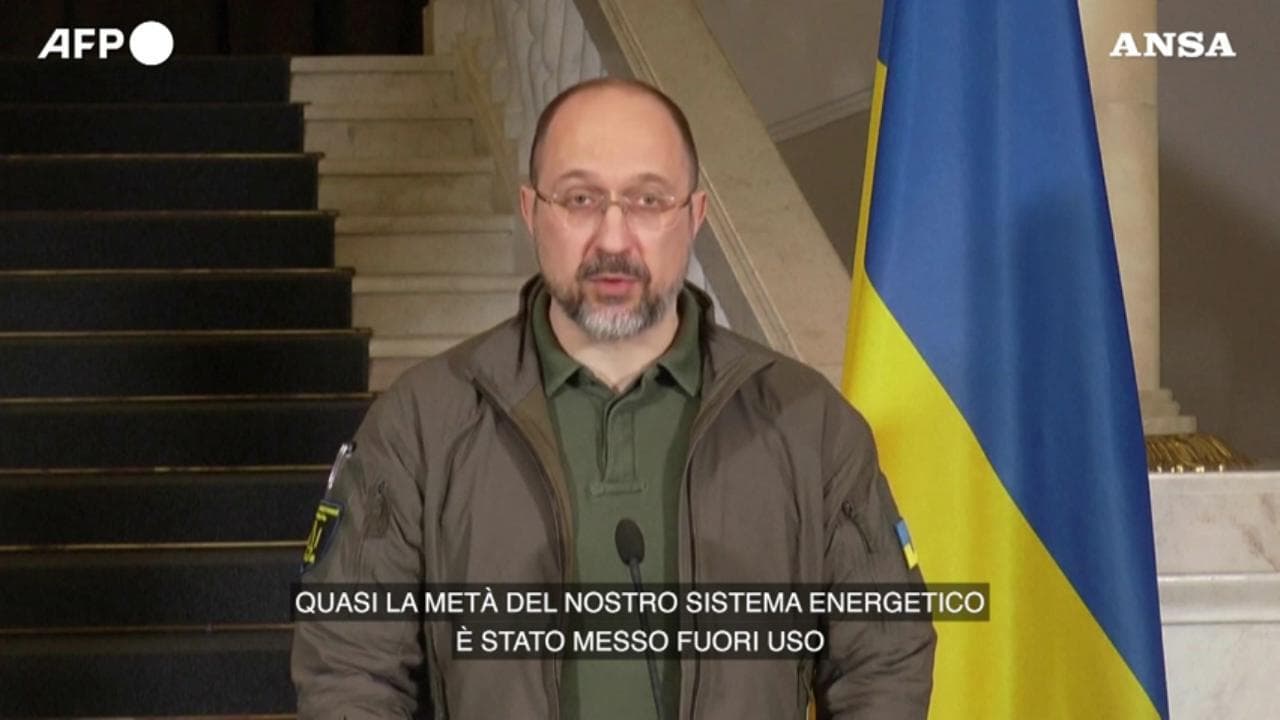 Ucraina, primo ministro Shmyhal: "Quasi metà del sistema elettrico del Paese fuori uso"