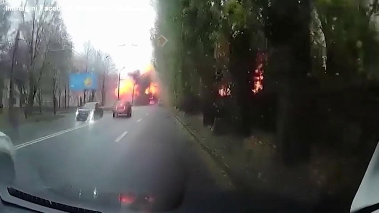 Dnipro, razzo russo si abbatte su una strada. Zelensky: "Ecco come i terroristi vogliono la pace"