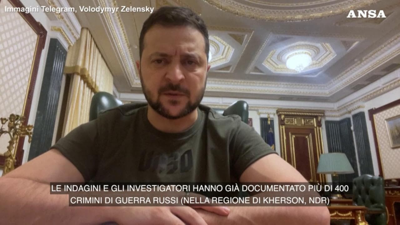 Ucraina, Zelensky: "Scoperti 400 crimini di guerra russi a Kherson"