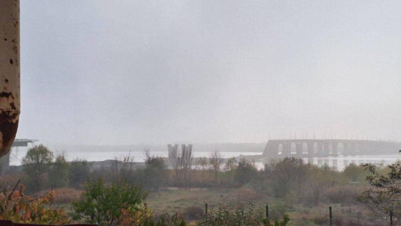 Come un fungo atomico, il ponte di Kherson salta in aria