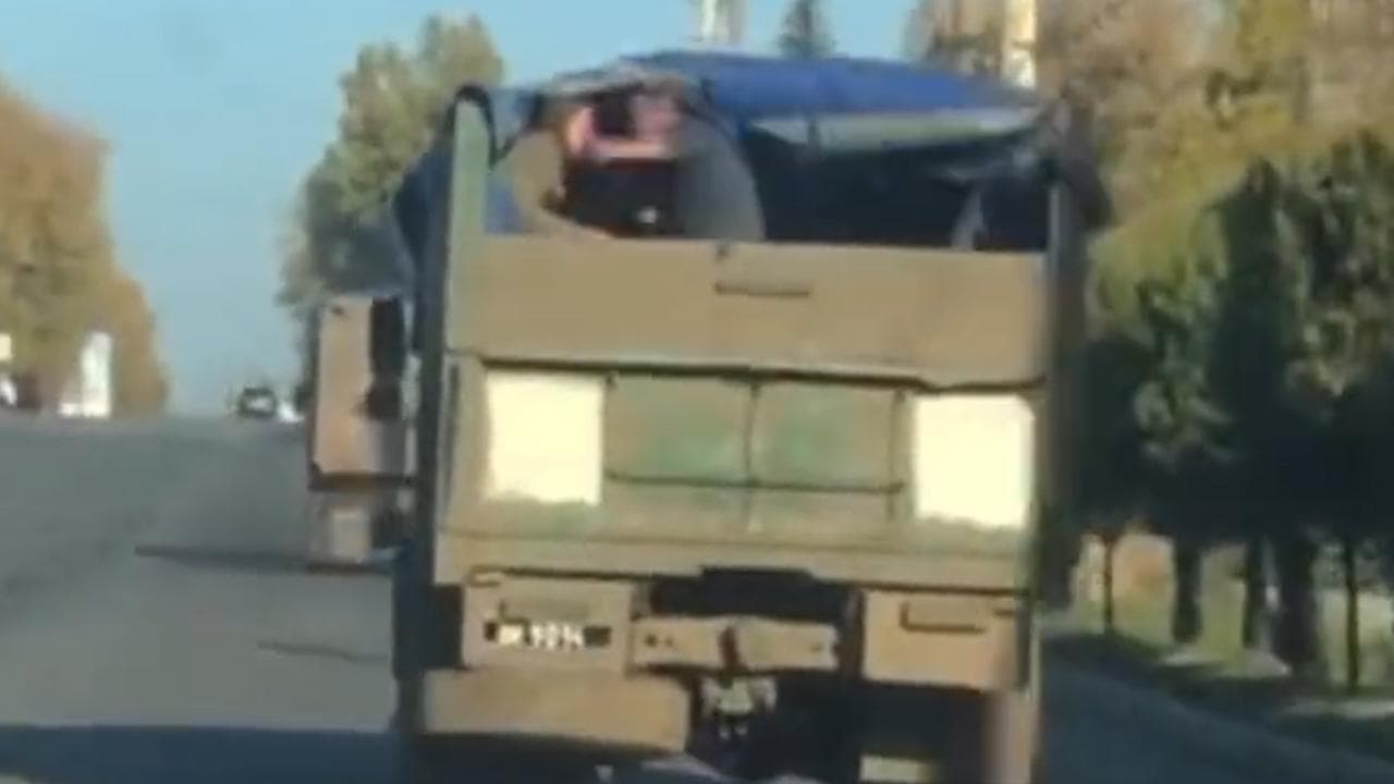 La lite tra militari russi in fuga da Kherson, soldato viene quasi gettato dal camion in corsa