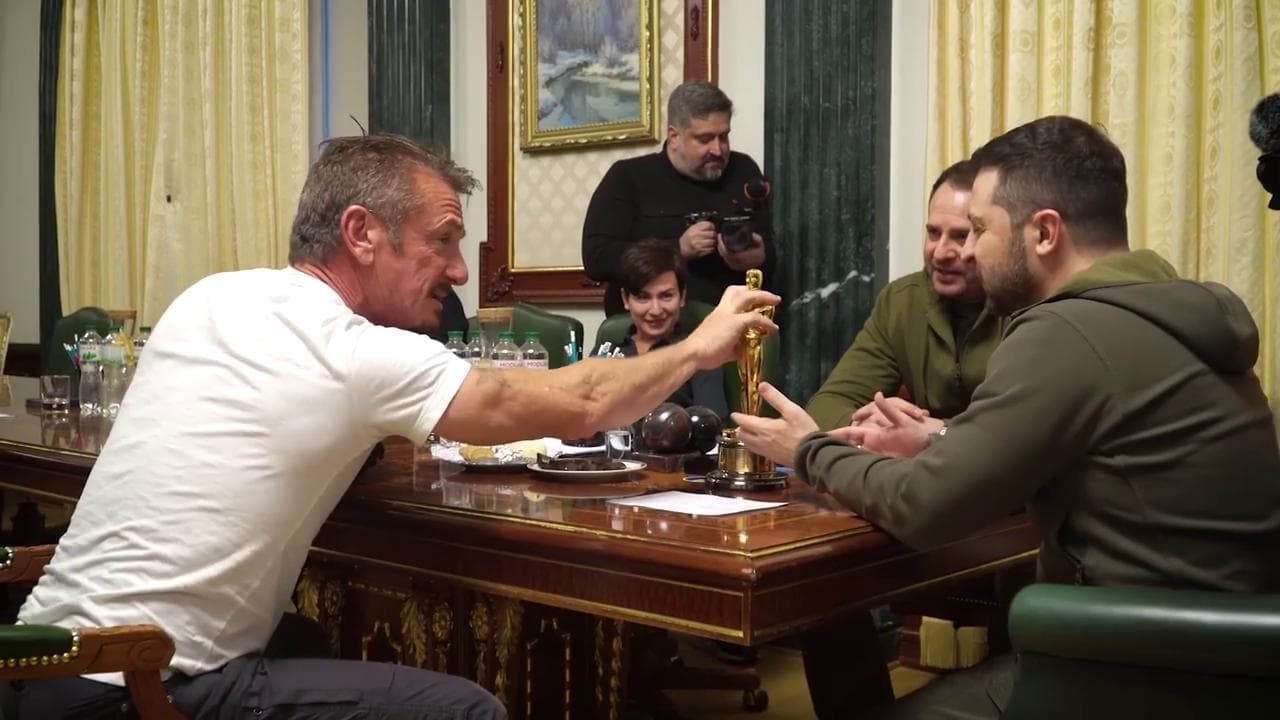 Kiev, Sean Penn incontra Zelensky e gli consegna il suo Oscar: "Resterà qui fino alla vittoria"