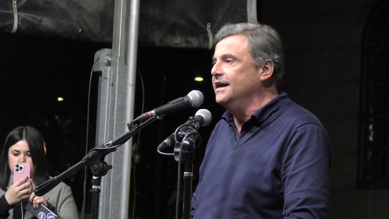 Calenda intona "Bella Ciao": "Può esser cantata solo da piazze che non tradiscono la resistenza"