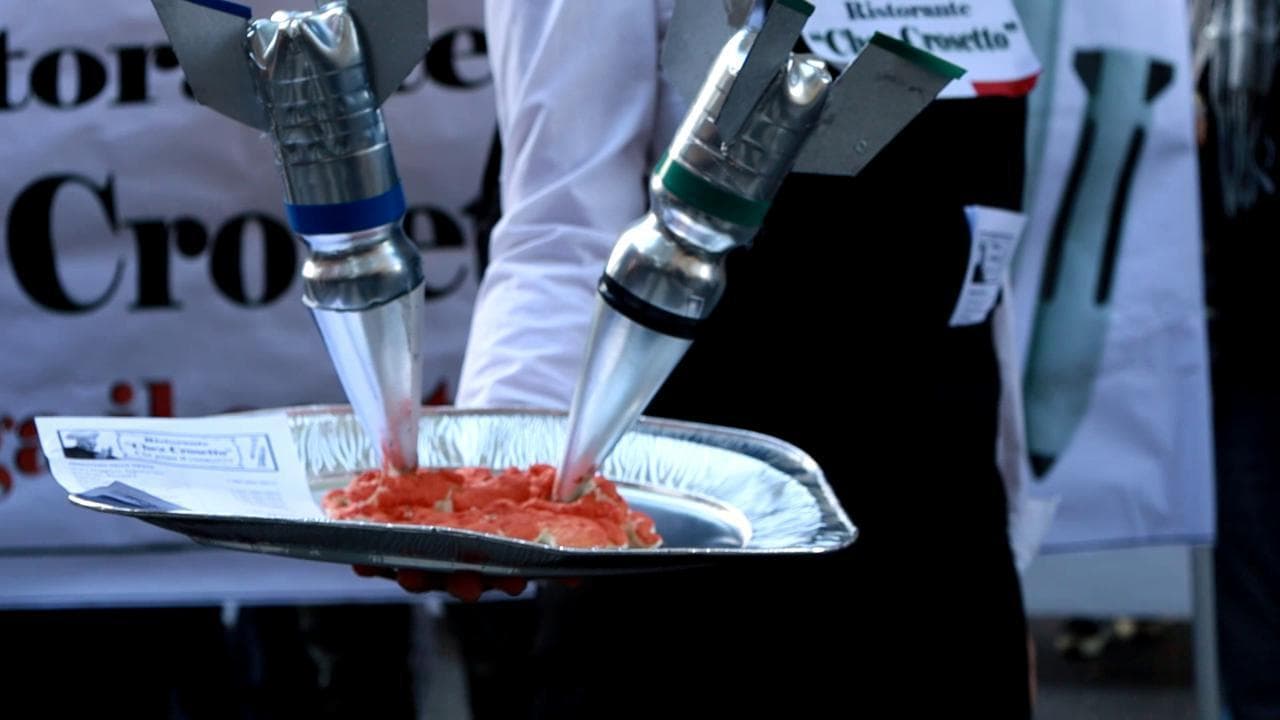 Roma, in piazza il provocatorio menù bellico contro l'aumento delle spese militari