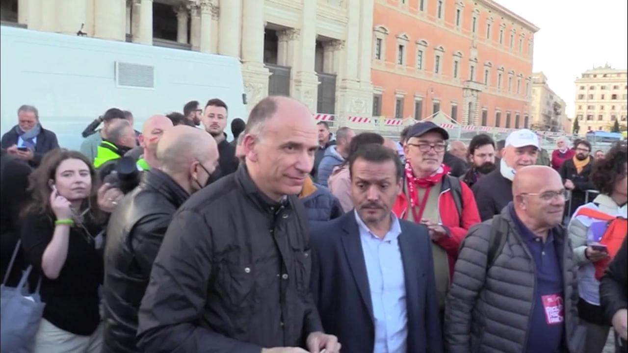 Manifestazione per la pace a Roma, Enrico Letta arriva tra le contestazioni dei presenti
