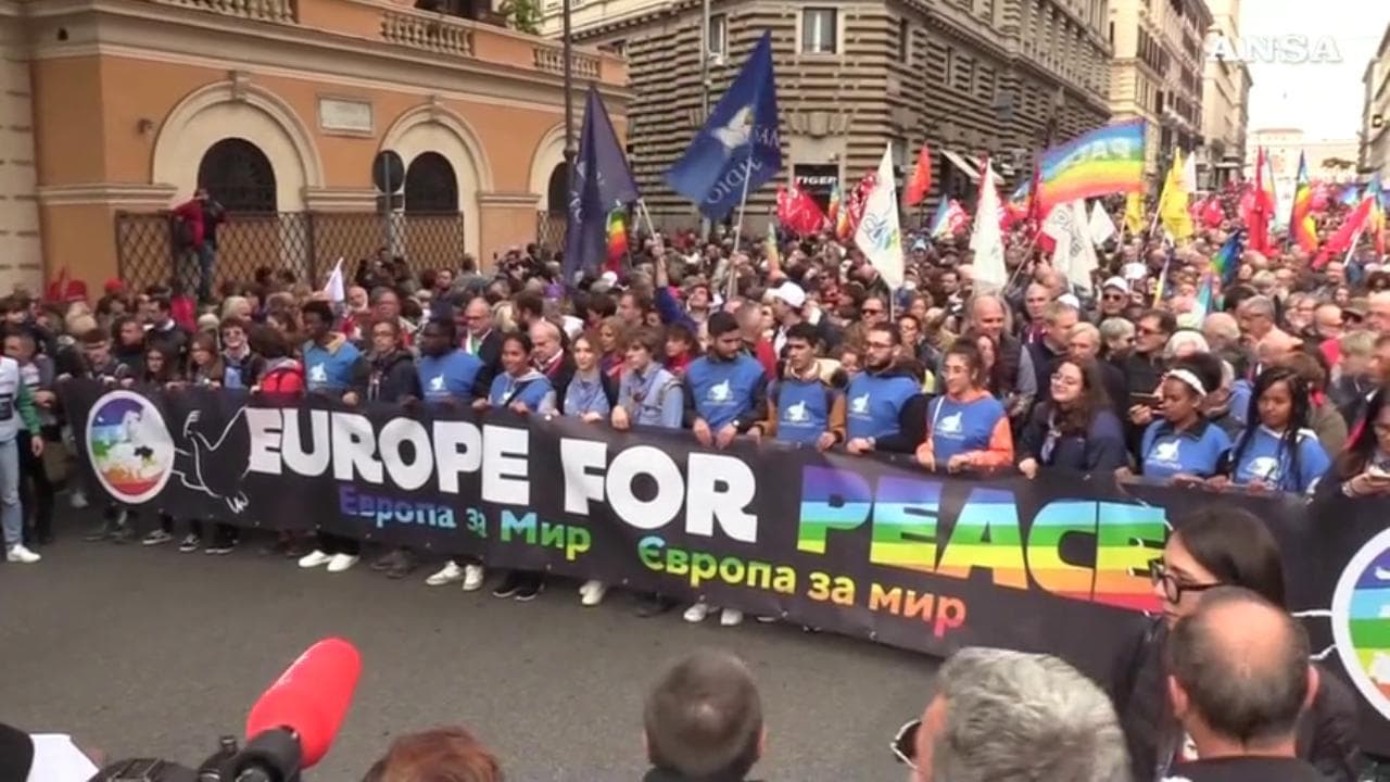 Manifestazione per la Pace, il corteo sfila per le vie di Roma