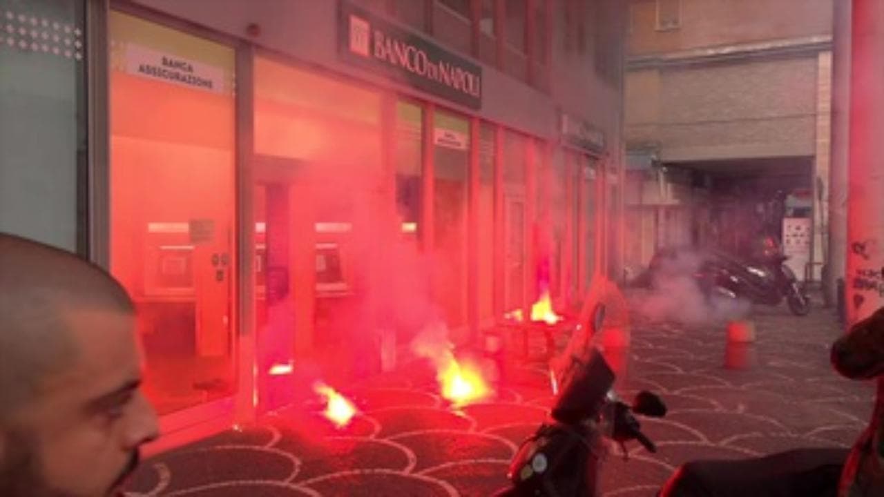 Napoli, scagliati fumogeni e vernice rossa contro la sede di una banca durante il corte "Insorgiamo"