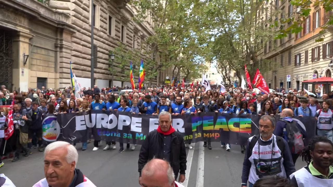 Manifestazione per la pace a Roma, il corteo raggiunge piazza San Giovanni