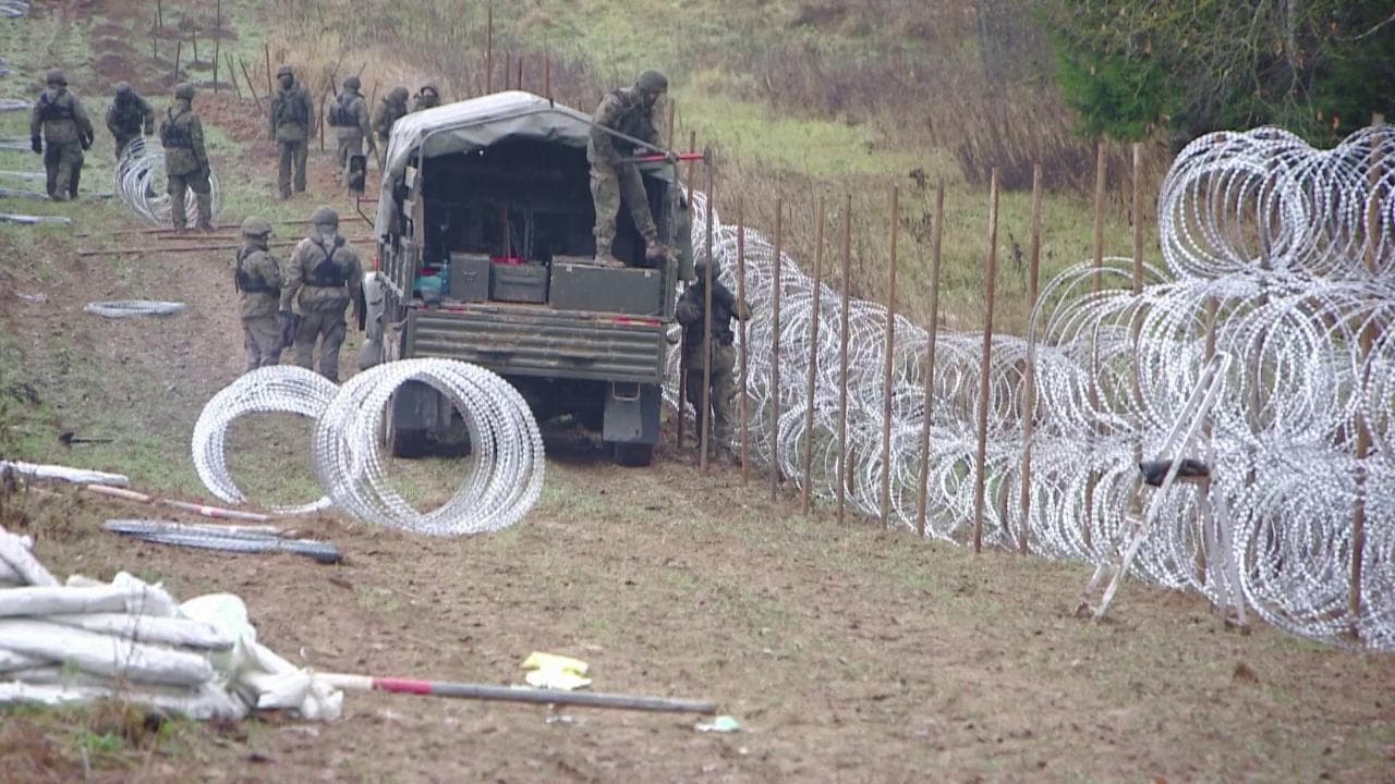 Polonia, filo spinato al confine con l’enclave russa. Timori per immigrazione manipolata da Mosca